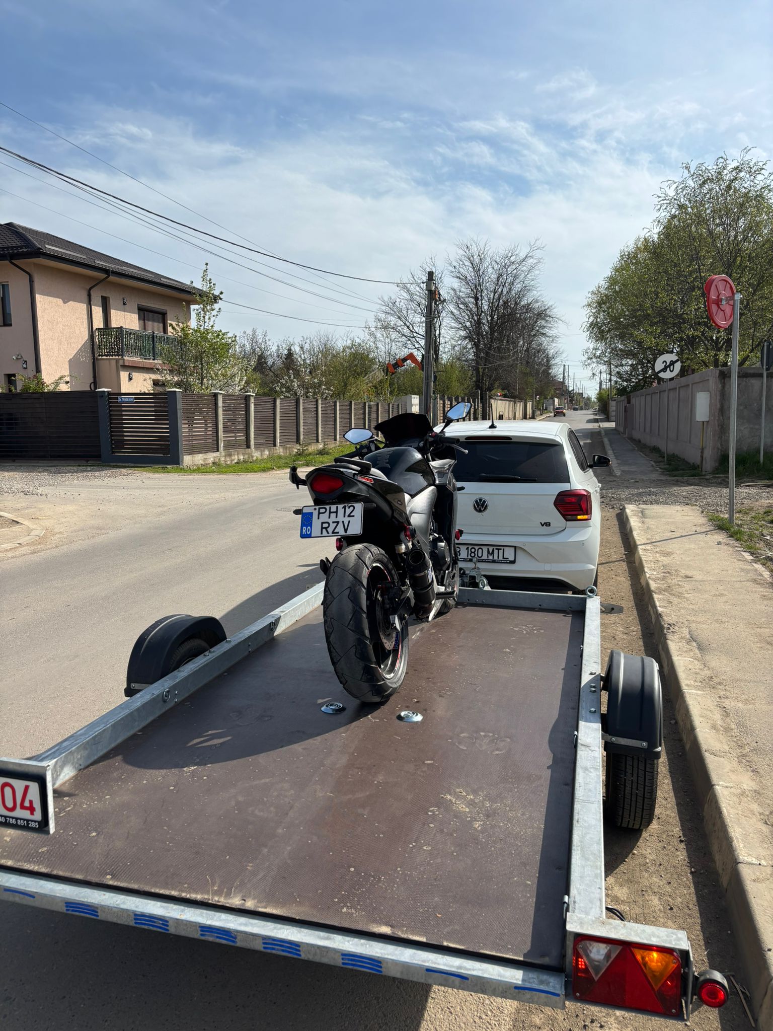 Motocicletă streetfighter tractată pe platformă prin București